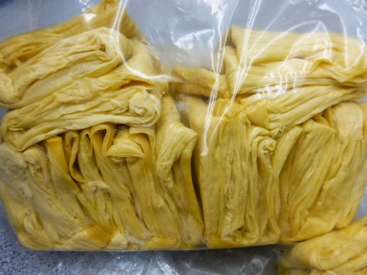 2. Gỏi bắp chuối đậu hũ ky. Nguyên liệu: 1 lá đậu hũ ky, bắp chuối, hành tây tím, ớt chuông vàng và đỏ, ớt sừng, hạt điều rang vàng, cần tây, nước mắm trộn gỏi: nước mắm, đường, nước cốt chanh, tỏi, ớt, tương ớt. Ảnh: chonnghiem.blogspot.com.