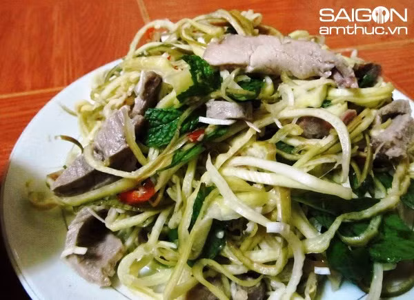 Để cho thau gỏi thơm ngon hơn nên nêm một ít gia vị kèm như ớt chín chẻ đôi xắt mỏng, hành hương lột vỏ phi vàng, mè hoặc đậu phụng rang, ít rau thơm xắt nhỏ. Chấm với nước mắm chanh tỏi ớt. Ảnh: ihay.thanhnien.vn.