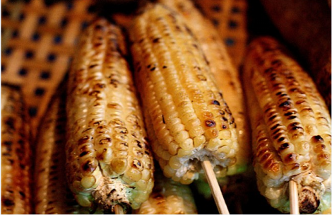 9. Các món ngon từ bắp ngô như xào, luộc, nướng có giá từ 7.000-10.000 đồng. Mỗi cách chế biến có hương vị riêng. Nếu thích thanh đạm, bạn có thể chọn bắp luộc. Ngược lại, nếu thích vị đậm đà của bơ, béo của mỡ hành, bắp xào và bắp nướng. Ảnh: hagiangonline.net.