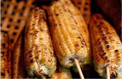 9. Các món ngon từ bắp ngô như xào, luộc, nướng có giá từ 7.000-10.000 đồng. Mỗi cách chế biến có hương vị riêng. Nếu thích thanh đạm, bạn có thể chọn bắp luộc. Ngược lại, nếu thích vị đậm đà của bơ, béo của mỡ hành, bắp xào và bắp nướng. Ảnh: hagiangonline.net.