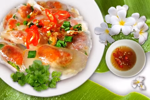 15. Bánh bột lọc có giá từ 1.000-10.000 đồng một cái tùy chất lượng nhân và kích thước bánh nhưng cũng đủ làm bạn "ấm lòng".