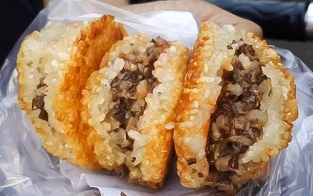 5. Xôi chiên, bánh chưng chiên... có giá từ 5.000-8.000 đồng. Món ăn này rất phù hợp cho bữa sáng nếu bạn muốn "chắc dạ" và nếu bạn cũng không có nhiều thời gian chuẩn bị. Ảnh: foody.vn.