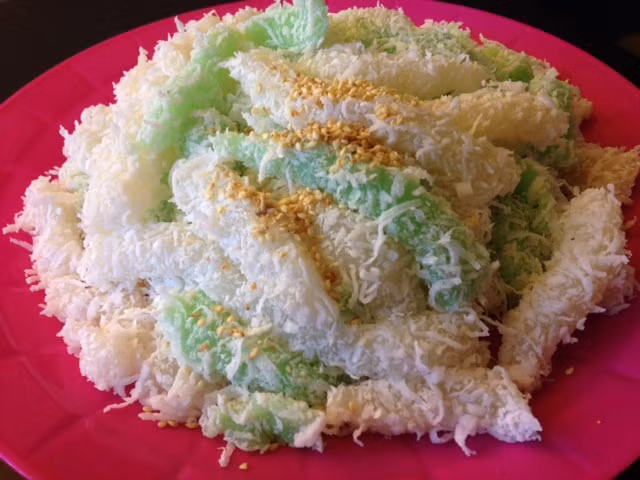 6. Bánh tằm: Những sợi bánh nhiều màu sắc được làm bằng củ mì (sắn) phủ dừa bào, mè rang vàng luôn có sức hút với thực khách. Một phần bánh tằm hiện nay chỉ có giá là 10.000 đồng. Ảnh: mulanbepnha.blogspot.com.