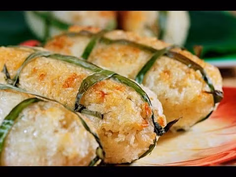 3. Chuối nếp nướng ăn kèm nước cốt dừa và mè rang vàng. Món ăn này có giá 8.000-10.000 đồng một phần. Nếu ăn "thòm thèm" bạn chỉ cần ăn một phần, để dành cho những lần sau ăn nhiều hơn. Ảnh: youtube.com.