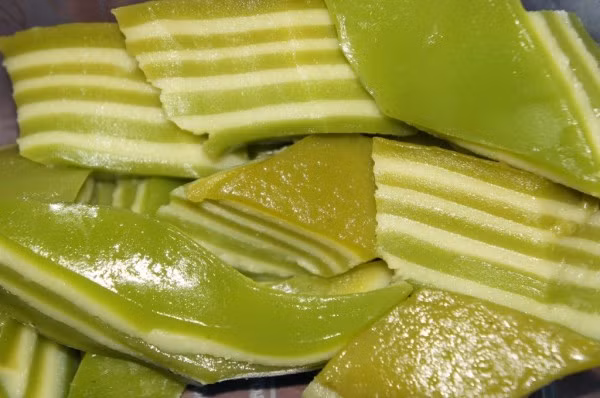 12. Bánh da bò (bánh 7 tầng) có vị dẻo mềm của bột, thơm béo của đậu xanh xay nhuyễn. Món bánh này có giá 5.000-7.000 đồng một miếng (cái). Ảnh: english.vov.vn.