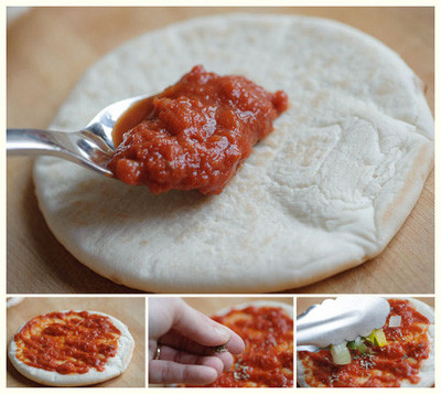 Bước 2: Chuẩn bị nướng bánh. Đặt 2 miếng pizza vào một khay nướng bánh lớn. Phết sốt pizza lên bánh và dàn đều. Lượng sốt tùy ý bạn thích nhiều hay ít. Tiếp theo rắc lớp phô mai đã bào vụn lên đều mặt bánh và sau cùng là sốt pesto dàn đều mặt bánh.