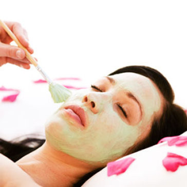 Hoặc: Mua vitamin C dạng bột hoặc mua viên vitamin C về nghiền ra thành bột. Pha bột với nước, có thể pha thêm chút bột trà xanh rồi thoa đều lên mặt trong vòng 15 phút. Thực hiện khoảng 4 tuần và mỗi tuần 2 lần cho da trắng sáng hơn hẳn. Ảnh: Hotdeal.vn.