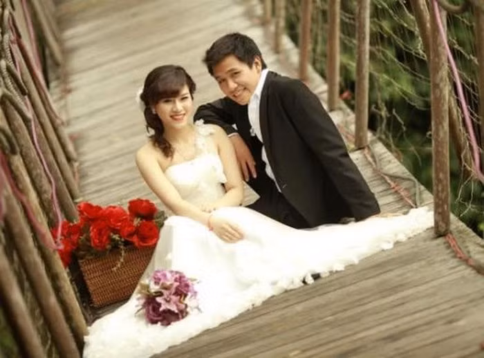 Mối tình 7 năm trời của hai người bắt đầu từ đó. Tưởng rằng, sẽ kết thúc bằng một lời cầu hôn lãng mạn lắm, thế nhưng Phong lại chọn một cách rất ấn tượng, chỉ đơn giản hỏi một câu “Này bạn thân, có muốn khi chết đi có tên trong... gia phả nhà tao không?”. Ảnh: Kul.