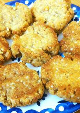 Cho bột mì và trứng vào trộn đều. Xếp ra khay nướng. Nướng ở 200 độ trong 8-10 phút. Bánh chuyển sang màu vàng đẹp mắt là được. Ảnh: cookpad.com.