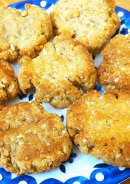 Cho bột mì và trứng vào trộn đều. Xếp ra khay nướng. Nướng ở 200 độ trong 8-10 phút. Bánh chuyển sang màu vàng đẹp mắt là được. Ảnh: cookpad.com.