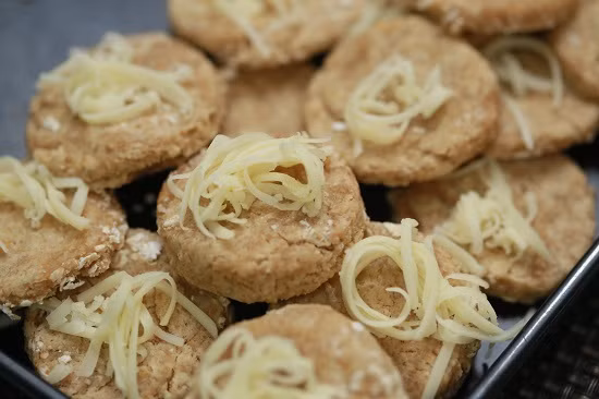 Dùng miệng cốc hoặc khuôn cắt bánh quy cắt bột thành những miếng bánh tròn, đường kính khoảng 7,5 cm rồi xếp lên khay nướng bánh. Nướng bánh khoảng 15 phút sau đó trở mặt bánh rồi nướng tiếp khoảng 5 phút nữa. Lấy bánh ra để nguội. Món bánh từ bột yến mạch này không chỉ thơm ngon mà rất hấp dẫn. Ảnh: toinayangi.vn.