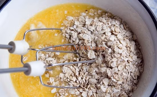 2. Bánh yến mạch chuối. Nguyên liệu: Chuối tây, bột yến mạch, hạnh nhân, trái cây sấy khô, bột quế, vani. Chuối lột vỏ, cho vào thố và nghiền thật nhuyễn. Cho yến mạch, bột quế, vani, trái cây khô vào trộn đều. Ảnh: lambanh365.com.