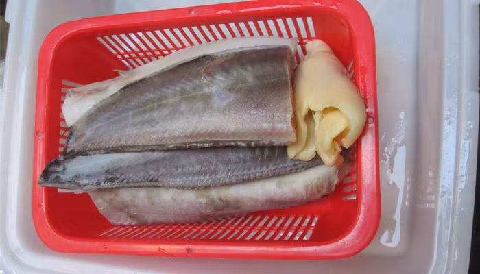 2. Cá trê chiên mắm gừng. Nguyên liệu: Cá trê, gừng, ớt, tỏi, đường phèn, chanh, nước mắm, dầu ăn, rau sống ăn kèm. Cá trê làm sạch, cắt bớt phần đầu. Đợi dầu thật nóng thả cá vào cho đến khi chín một mặt thì trở cá cho chín đều. Ảnh: dienmayxanh.com.