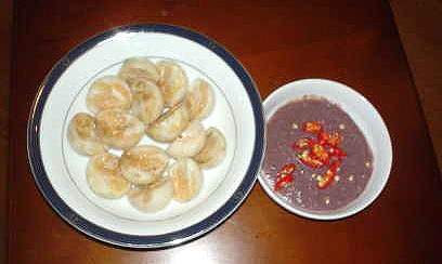 6. Cà pháo. Cà pháo được rửa sạch, để ráo nước rồi rắc một ít muối vào trước, để một lúc nữa thì tiếp tục cho nước đun sôi để nguội pha muối vào, sau đó nén các quả cà xuống cho ngập nước. Thông thường vào mùa hè sau 2 đến 3 ngày là có thể ăn được, bữa cơm trưa đơn giản chỉ cần đĩa thịt lợn, dăm ba quả cà pháo chấm mắm tôm với nước rau luộc là đủ khiến nhiều người chảy nước miếng. Ảnh: aFamily.vn.