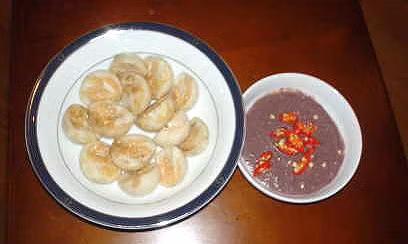 6. Cà pháo. Cà pháo được rửa sạch, để ráo nước rồi rắc một ít muối vào trước, để một lúc nữa thì tiếp tục cho nước đun sôi để nguội pha muối vào, sau đó nén các quả cà xuống cho ngập nước. Thông thường vào mùa hè sau 2 đến 3 ngày là có thể ăn được, bữa cơm trưa đơn giản chỉ cần đĩa thịt lợn, dăm ba quả cà pháo chấm mắm tôm với nước rau luộc là đủ khiến nhiều người chảy nước miếng. Ảnh: aFamily.vn.