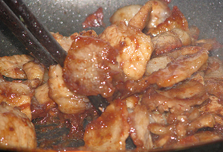 7. Thịt rang mắm tôm. Nguyên liệu: Thịt lợn, mắm tôm, hành củ, hành lá, tỏi, nước mắm, đường, tiêu, bột ngọt. Thịt lợn mua về đem rửa sạch với nước sau đó dùng dao thái miếng nhỏ vừa ăn. Hành lá rửa sạch sau đó thái thành khúc. Hành củ, tỏi ta bóc vỏ, rửa với nước rồi dùng dao thái nhỏ. Ảnh: yeunoitro.net.