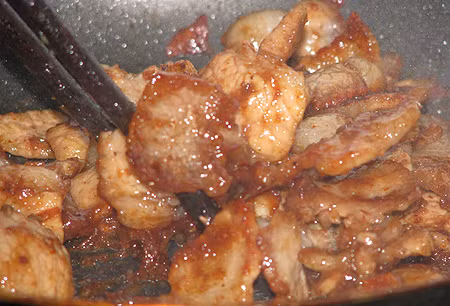 7. Thịt rang mắm tôm. Nguyên liệu: Thịt lợn, mắm tôm, hành củ, hành lá, tỏi, nước mắm, đường, tiêu, bột ngọt. Thịt lợn mua về đem rửa sạch với nước sau đó dùng dao thái miếng nhỏ vừa ăn. Hành lá rửa sạch sau đó thái thành khúc. Hành củ, tỏi ta bóc vỏ, rửa với nước rồi dùng dao thái nhỏ. Ảnh: yeunoitro.net.