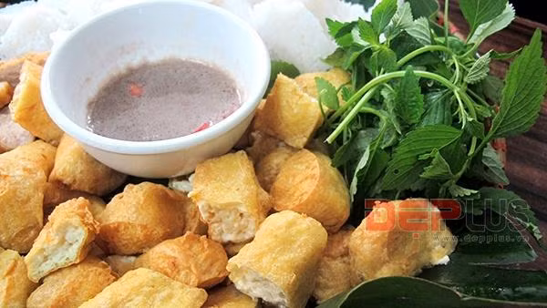 3. Đậu rán. Đậu thượng hạng phải là loại đậu Mơ, được chọn từng hạt đậu đủ tiêu chuẩn, rán chín cháy cạnh, bên ngoài thì cứng giòn nhưng bên trong lại mềm, nóng sốt và béo ngậy. Một miếng bún lá, một miếng đậu rán, chấm đẫm thứ mắm tôm đặc biệt là đủ hấp dẫn, tinh tế mà không cần cầu kỳ. Ảnh: depplus.vn.