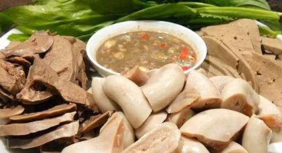 2. Nội tạng lợn. Không chỉ phần thịt, các món ăn chế biến từ nội tạng lợn cũng rất ngon khi chấm với mắm tôm như dạ dày, lòng non, gan, dồi... Bạn nên mua loại lòng non nhỏ, tròn đều, có màu hồng hào, đây là loại lòng ngon. Khi chọn gan bạn nên loại bỏ những lá gan có phần đốm trắng hay màu đỏ bất thường, nên mua những miếng gan có màu đỏ hồng là ngon nhất. Khi chế biến, bạn cần phải sơ chế kỹ càng để tránh mùi hôi bằng chanh, giấm, rượu trắng. Ảnh: iunauan.com.