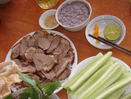 4. Thịt chó. Thịt chó thường được chế biến thành các món: thịt luộc (biến thể là hấp hoặc phay), dồi nướng, lòng hấp, thịt nướng (biến thể là quay, chả chìa), nhựa mận (biến thể là xào lăn), xáo măng (biến thể là lẩu). Các gia vị chính để chế biến món thịt chó là: sả, riềng, mẻ, mắm tôm, lá mơ trắng. Các đồ ăn và rau thơm đi kèm: bánh đa, húng chó, hành sống, mơ tam thể, củ sả, ớt trái... Tuy thịt chó thường đi liền với húng chó, riềng, sả... nhưng thích hợp nhất vẫn là mắm tôm. Ảnh: sonthuyvu.wordpress.com.