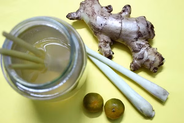 3. Nước gừng sả. Nguyên liệu: Làm siro cơ bản: Nước, đường, gừng thái lát, củ sả đập dập, quất. Làm nước gừng sả: si rô gừng sả, soda hoặc nước ngọt có ga, nước quất tươi. Cho nước, đường, gừng, sả vào trong một nồi, đun sôi. Ảnh: iHay.thanhnien.vn.