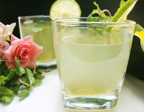 5. Nước chanh sả thảo mộc. Nguyên liệu: Chanh, sả, húng quế, nước, đường, đá. Rửa sạch húng quế và sả rồi bỏ vào giã dập, pha nước chanh như bình thường. Sau đó, hòa hai thứ vào với nhau và lọc lấy nước trong rồi thêm đá. Ảnh: SKĐS.