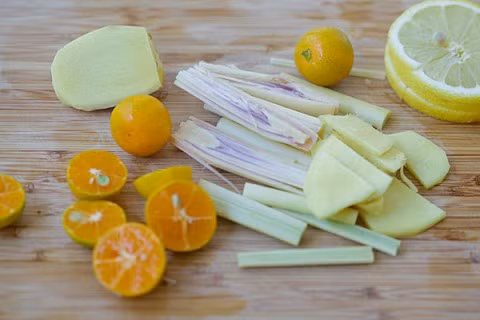 Giảm nhiệt và đun nhỏ lửa, thỉnh thoảng khuấy đều cho đến khi nước bay hơi một nửa (đun trong khoảng 1 giờ). Lọc bỏ bã gừng và sả qua rây lưới, cho si rô vào lọ, để nguội rồi cho vào tủ lạnh bảo quản. Ảnh: kenhphunu.com.