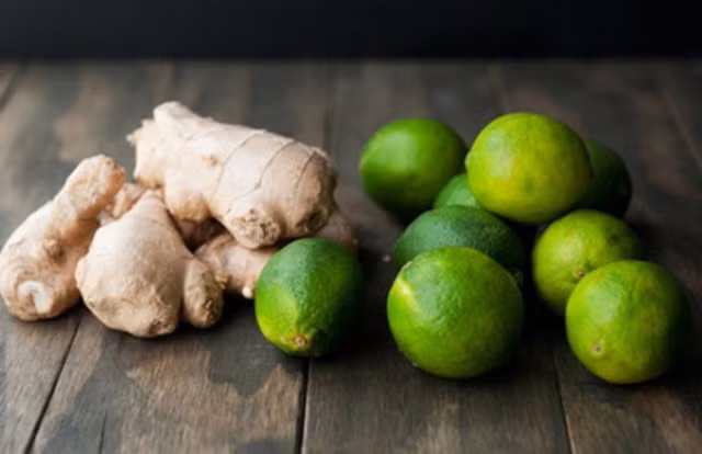 4. Nước chanh gừng. Nguyên liệu: Chanh, gừng, đường, nước, đá lạnh. Gừng gọt vỏ, cắt khúc nhỏ, cho vào máy xay xay nhỏ. Cho gừng, đường, nước vào nồi, đun đến khi sôi giảm lửa. Ảnh: Webtretho.com.