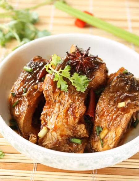 Đun nóng dầu, cho cá vào rán vàng gắp ra. Đun nóng dầu, cho thịt ba chỉ, hành, gừng, hồi hương vào phi thơm, nêm tiếp xì dầu, giấm, muối và một ít nước. Khi nước sôi cho cá đã rán, mộc nhĩ vào đun nhỏ lửa khoảng 15 phút, nhặt hết hành, gừng, hồi hương, nếm vừa, rắc rau mùi, cho ra đĩa. Ảnh: nhahangamthuc.com.