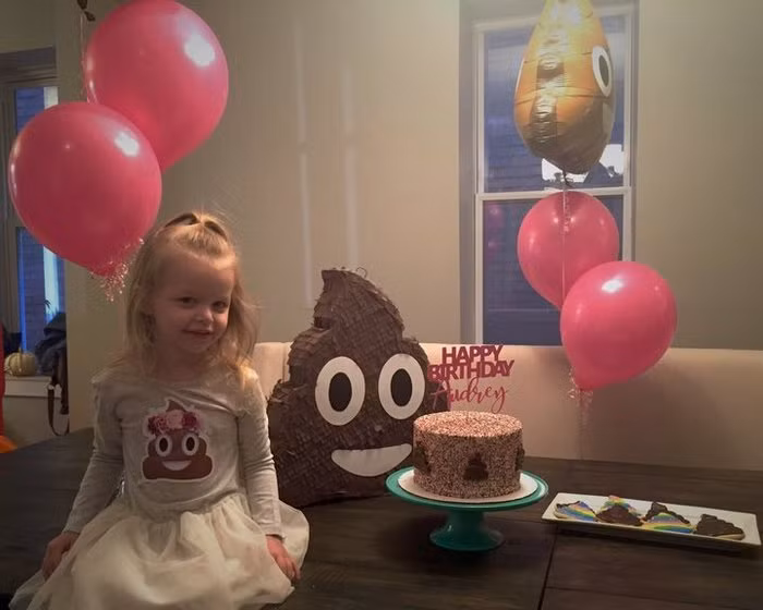 Vậy là đến ngày sinh nhật của bé, gia đình đã tổ chức một buổi tiệc sinh nhật thật hoành tráng trang trí từ A đến Z với chủ đề của cô bé. Từ bánh quy, bong bóng cho đến áo quần đều theo mô hình cục phân.