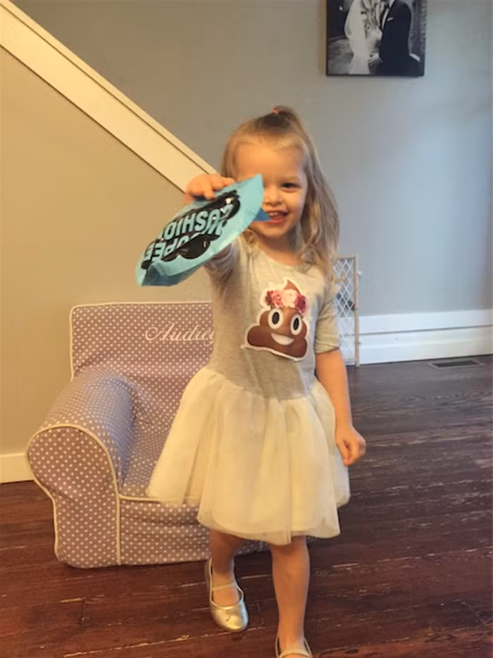 Nhiều lần sau đó, cha mẹ của Audrey đều gợi ý chủ đề sinh nhật dễ thương khác nhưng cô bé vẫn khăng khăng chủ đề “poop” mà thôi. Cuối cùng vợ chồng cô Rebecca đành phải chiều đứa con gái nghịch ngợm của mình.