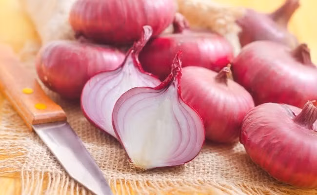 1. Trị chai chân với hỗn hợp hành, tỏi và giấm: Giã nát 1 củ tỏi vỏ tím và một củ hành tươi rồi trộn chung với giấm chua cho sệt. Dùng cồn y tế sát khuẩn nốt chai chân rồi dùng dao lam gọt bỏ bớt lớp sừng dày của nốt chai. Ngâm chân trong nước muối ấm khoảng 20-30 phút rồi lau khô, đắp hỗn hợp lên vết chai và dùng băng cố định. Thực hiện liên tục từ 5-10 ngày. Ảnh: diyhealthremedy.com.