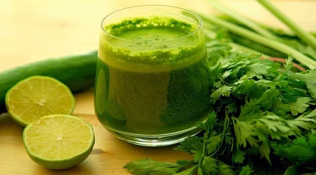 2. Mặt nạ rau mùi và chanh tươi: Rau mùi rửa sạch xay nhuyễn, lấy nước cốt. Pha thêm 2 muỗng nước cốt chanh. Rửa mặt sạch rồi dùng tăm bông thấm hỗn hợp và thoa lên mặt. Nhẹ nhàng chà xát và giữ như vậy trong 20 phút rồi rửa sạch mặt. Ảnh: tritannhang.info.