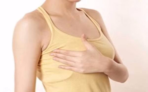 3. Viêm tuyến vú: Phụ nữ sau sinh thường bị viêm tuyến vú, khiến đau nhức khó cho con bú. Bạn có thể dùng củ khoai lang trắng gọt vỏ, giã nhuyễn đắp lên vú. Hoặc nếu bị thiếu sữa thì dùng lá khoai lang non xào với thịt lợn ăn trong ngày. Ảnh: tambehanoi.com.