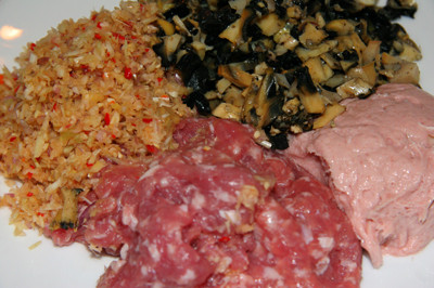 1. Ốc bươu nhồi thịt. Nguyên liệu: Ốc bươu, giò sống, thịt nạc xay, vỏ ốc bươu. Gừng băm, hành tím, nấm mèo, đường, muối, tiêu sọ, sả cây. Ốc bươu ngâm cùng nước vo gạo, ớt cho nhả hết nhớt và bùn đất. Rửa sạch, luộc chín, lấy thịt ốc ra và rửa lại sạch bằng nước cốt chanh với ít muối pha loãng. Ảnh: 2monngonmoingay.com.