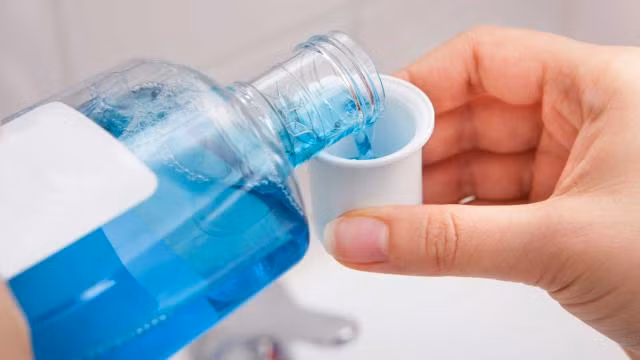 4. Giảm nguy cơ nhiễm trùng, giúp da lành nhanh hơn: Sau khi xăm hình hoặc xỏ khuyên, bạn hãy chịu khó dùng nước súc miệng để lau nhẹ lên da. Nó sẽ hạn chế nguy cơ nhiễm trùng và giúp da lành nhanh hơn hẳn. Ảnh: irandaily.com.