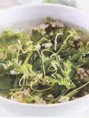 5. Ngọn mướp đắng. Món canh ngọn mướp đắng. Nguyên liệu: Ngọn mướp đắng, thịt nạc vai, hành tím. Gia vị: muối, tiêu, đường, hạt nêm, dầu ăn. Ngọn mướp đắng nhạt lấy phần non, rửa sạch, để ráo. Thịt nạc vai rửa sạch với nước muối pha loãng, băm nhỏ, ướp với hạt nêm và tiêu. Hành tím bóc vỏ, băm nhỏ. Phi thơm hành tím băm với 1 thìa súp dầu ăn, cho thịt băm vào xào thơm. Cho nước sạch vào đun sôi, nêm hạt nêm, đường, muối. Chờ nước sôi lại, cho ngọn mướp đắng vào nấu khoảng 2 phút, tắt bếp. Ảnh: tlnet.com.vn.