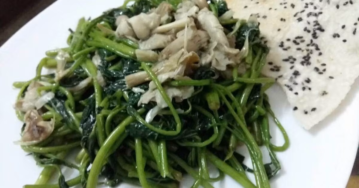 Món ngọn khoai lang xào nấm mối cháy bơ tỏi. Nguyên liệu: Ngọn rau khoai lang, nấm mối, tỏi, bơ, gia vị. Rau lang, nấm mối sơ chế rửa sạch. Bắt chảo nóng cho dầu ăn, cho tỏi băm phi thơm. Cho nấm rơm vào xào chín. Múc ra đĩa. Cho thêm ít dầu vào xào tiếp rau với tỏi đập dập, thêm xíu bơ. Xong trộn phần nấm, nêm muối vừa ăn. Ảnh: cookpad.com.