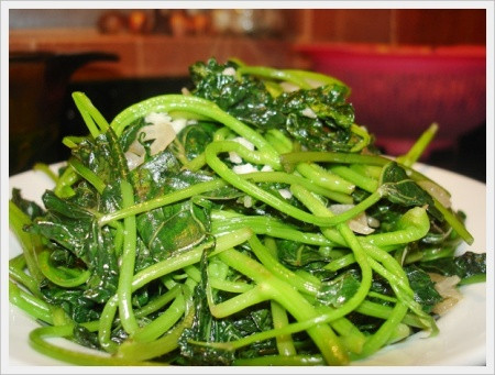 4. Ngọn khoang lang. Món ngọn khoai lang xào lòng gà. Nguyên liệu: Ngọn khoai lang, lòng gà, tỏi, hạt nêm, nước mắm, đường, tiêu. Rau khoai lang nhặt lấy ngọn non, rửa sạch. Chần qua ngọn rau. Đun nóng dầu ăn, phi thơm tỏi. Cho rau vào xào, nêm bột nêm, chỉ nêm vừa phải không nên đậm. Đảo rau nhẹ tay cho khỏi nát. Rau chín cho lên đĩa. Pha nước mắm tỏi ớt hoặc chấm rau với nước tương rất ngon. Ảnh: http://www.phunutoday.vn.