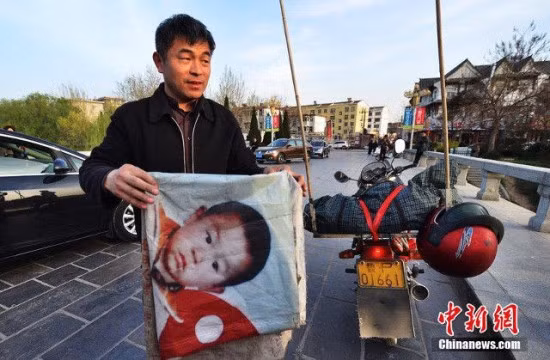 Nguoi cha khon kho va 20 nam tim con day nuoc mat