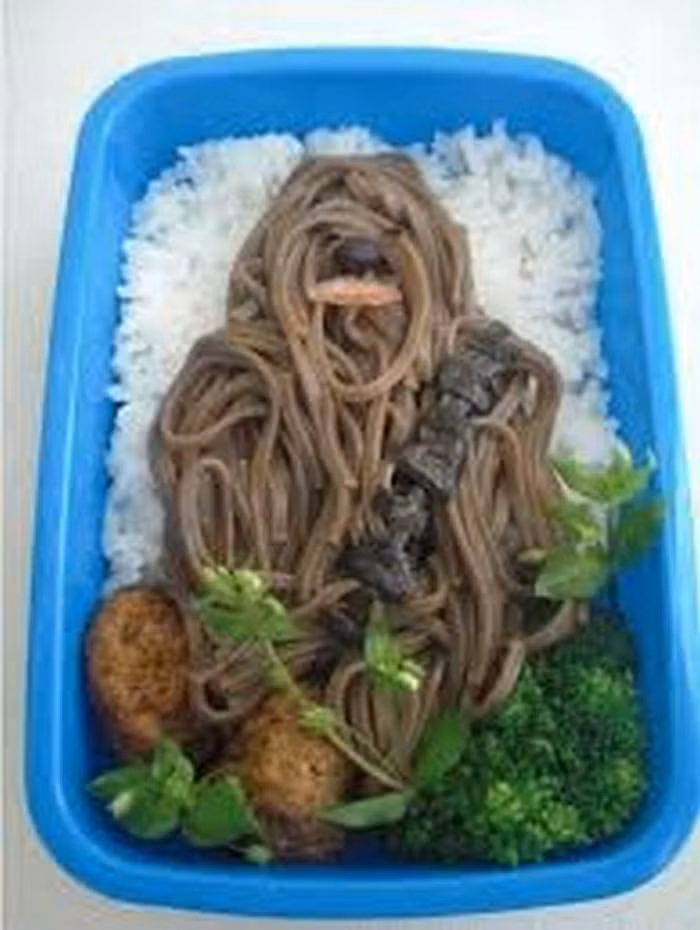 Chẳng phải bà mẹ Việt mà mẹ Tây cũng khiến mọi người bật cười trước hộp cơm Bento dành cho con. Có ai nhận ra mẹ này tạo hình nhân vật nào đây không? Ảnh: Buzzfeed.