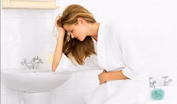 6. Táo bón: Theo GS.TS. Đỗ Tất Lợi, dùng từ 1 - 10g bột rau câu uống vào mỗi ngày, bột rau câu sẽ hút nước, phồng lên, làm cho cơ thể tích phân trong ruột lớn lên, gây một môi trường rất tốt cho trực trùng ruột phát triển; trực trùng này đóng vai trò rất quan trọng trong sự co bóp của ruột già, chữa trị hiệu quả chứng táo bón. Lưu ý: Những người đang bị các bệnh viêm cấp, mãn tính, lở ngứa, bệnh sưng đau, bệnh gout thì tránh dùng. Ảnh: vietq.vn. (Thông tin trong bài chỉ mang tính chất tham khảo, trước khi sử dụng bài thuốc, vui lòng hỏi ý kiến bác sĩ).