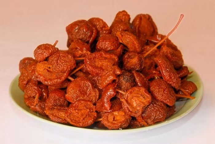 Trà và sơn tra. Trà 30g, sinh sơn tra 10 – 15g. Hai vị hãm nước sôi uống hàng ngày. Có công dụng tiêu mỡ giảm béo. Nghiên cứu dược lý hiện đại đã chứng minh sơn trà có tác dụng điều chỉnh rối loạn lipid máu rất tốt và góp phần thúc đẩy quá trình chuyển hóa chất đường và chất béo trong gan. Ảnh: Pinterest.