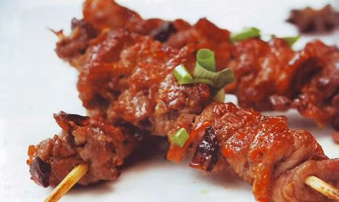 Cải bó xôi xào sơ với tỏi băm và dầu ăn. Làm sốt gia vị: Pha bột Demi Glace với nước. Phi thơm hành tây. Thêm cà-rốt, cần tây, đảo đều rồi cho hỗn hợp nước sốt Demi Glace vào, đun sôi với lửa nhỏ. Thêm quế và hoa hồi bột vào. Khuấy đều. Rưới sốt lên thịt bò. Dùng kèm cải bó xôi và cà chua bi. Ảnh: dacsansach.net.