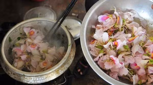 Nộm hoa ban: Lá hoặc hoa xôi chín trộn đều với các gia vị giã nhỏ như vỏ dổi, hạt xẻn, ớt, hạt tiêu… thành một món ăn vừa ngọt thơm, lại thoảng vị cay nồng ấm. Đây là một món ăn truyền thống thường được làm khi trong nhà có khách quý. Ảnh: diadiemdulich.com.