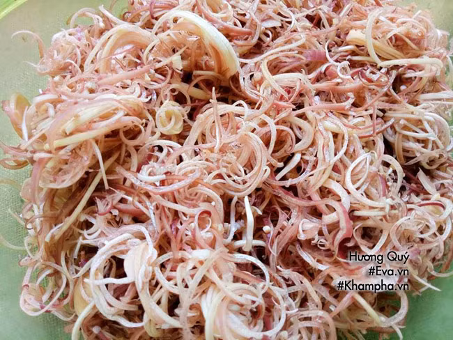 Nộm hoa chuối: Hoa chuối thái sợi, ngâm vào chậu nước có muối và giấm. Thịt ba chỉ luộc chín, thái nhỏ. Thịt sau khi thái đem ướp với nước mắm và đường, trộn đều. Lạc rang sau khi bỏ vỏ lụa, đem giã dập. Pha nước trộn nộm với nước mắm, đường, chanh, gừng, tỏi. Ảnh: Eva.vn.