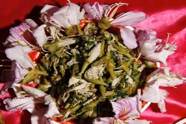 Hoa ban xào măng đắng có vị đắng của măng, nhưng lại có cái ngọt, bùi của hoa ban. Những phụ nữ Thái sau khi hái hoa ban về, nhặt lấy cánh và nhụy hoa đem rửa nhẹ nhàng rồi trần qua nước nóng, đem xào cho chín tới hay chế biến thành những món khác như trộn thịt băm, gia vị nhồi cá.