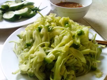Bông so đũa luộc chấm nước mắm kho quẹt hoặc luộc chung với nhiều loại rau quả khác hiện là món khoái khẩu của dân thành thị, trong các nhà hàng. Ảnh: tinmoi.vn.