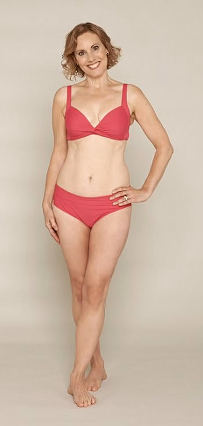 Sarah Dawkins, 52 tuổi. Là một y tá, cô từng lớn lên cùng đồ ăn vặt. Chỉ đến khi nhận ra chiếc quần jean của mình càng mỏng đi vì bị hai đùi cọ xát vào nhau, cô mới quyết tâm giảm cân. Cô bắt đầu ăn kiêng, học nấu ăn và đi bộ.