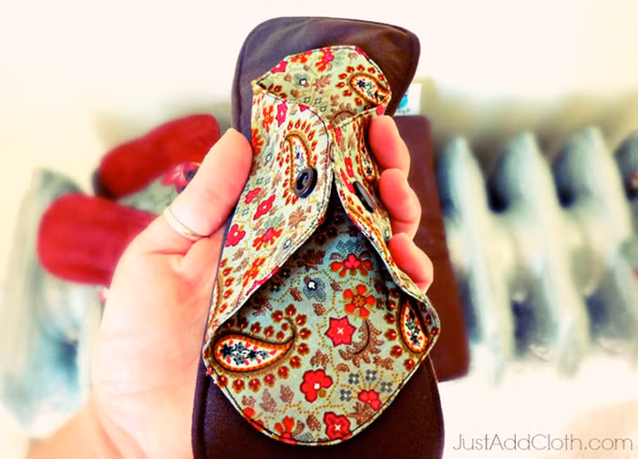 Tác động nhiều nhất của BVS là người sử dụng có thể bị dị ứng và thứ hai, nếu sử dụng quá lâu không thay thì vi khuẩn ở đây có dịp để nhân lên gấp nhiều lần và dẫn tới bị nhiễm trùng, thậm chí làm tăng khả năng vô sinh hay rối loạn cơ chế sinh sản. Ảnh: JAC.